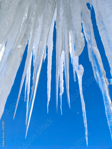 Fotografia big icicles on blue sky background