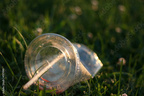 abfall, becher auf gras