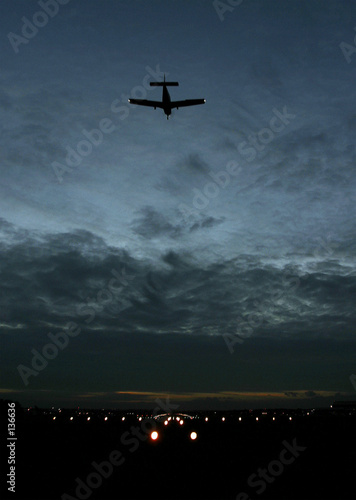 small plane comming in to land