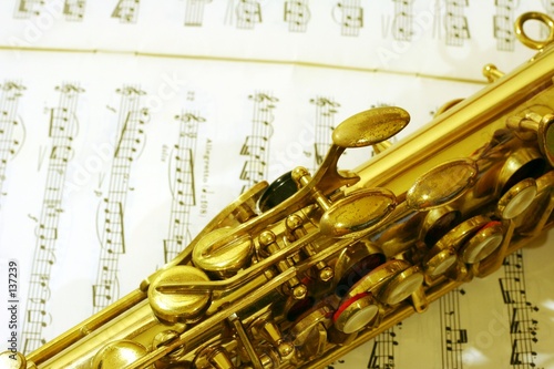 saxo sobre partitura