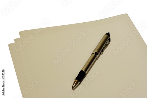 bolígrafo sobre hojas de papel