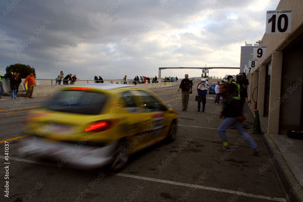 Fotografie voiture de course arrêt au stand