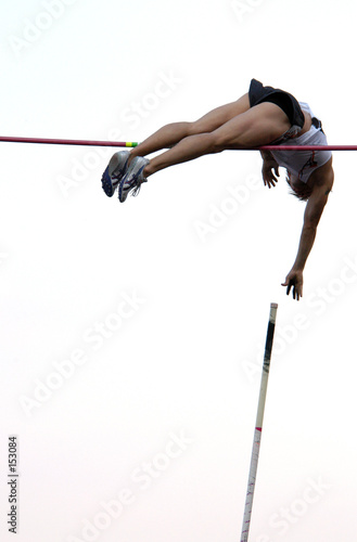 Fotografía athlete clearing the bar