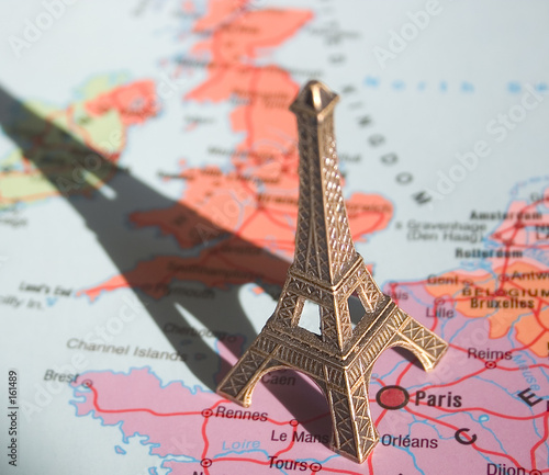eiffel tower on the map