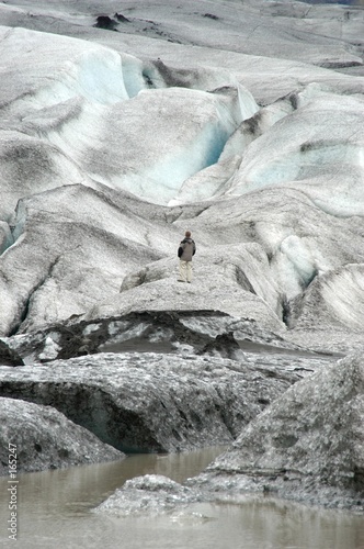 Person auf Gletscher, Island