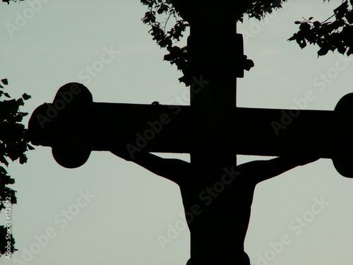 kreuz im schattenriss