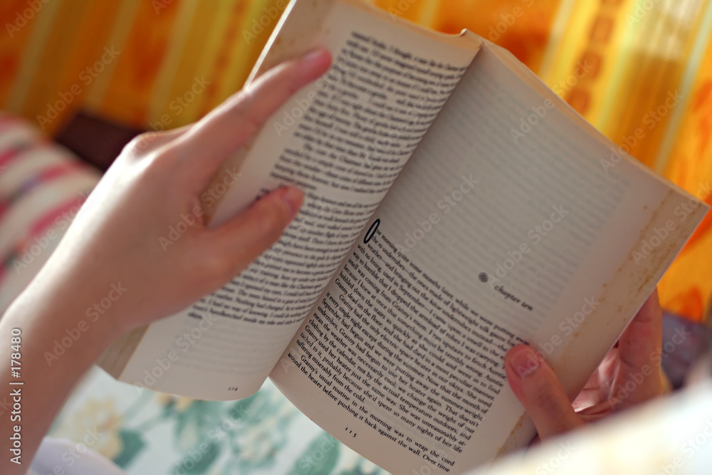 Fotografie reading a book in comfort