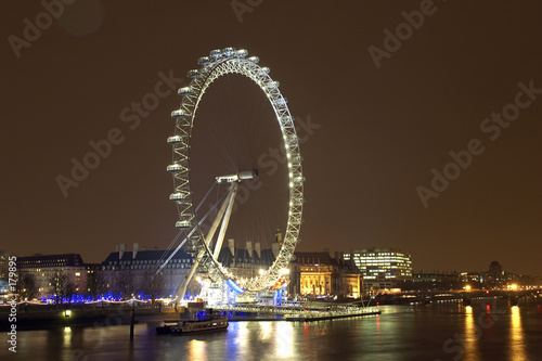london eyes by night photo