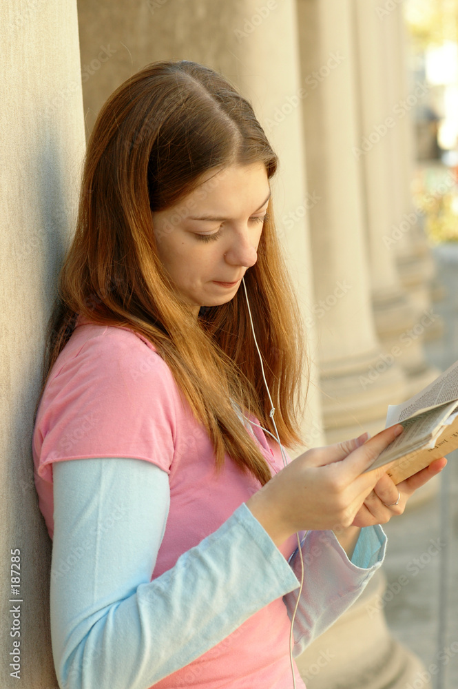 Fotografie girl reading book outside