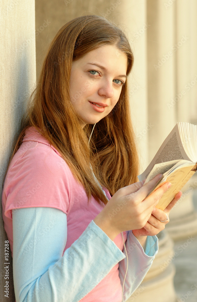 Fotografie girl reading book outside