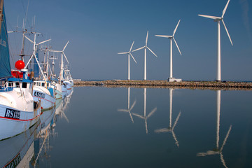 Keuken achterwand Molens Windturbines in zonnig landschap  © jeancliclac