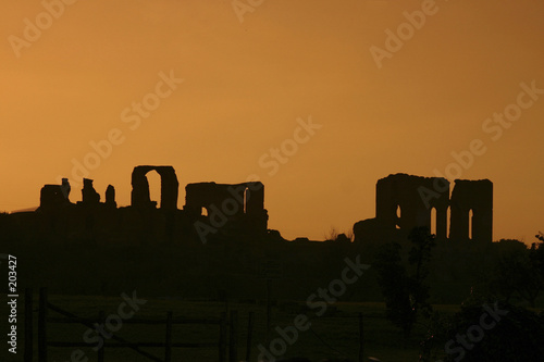 rovine acquedotto romano photo