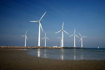 Keuken achterwand Molens Windturbines in landelijk akkerland  © jeancliclac