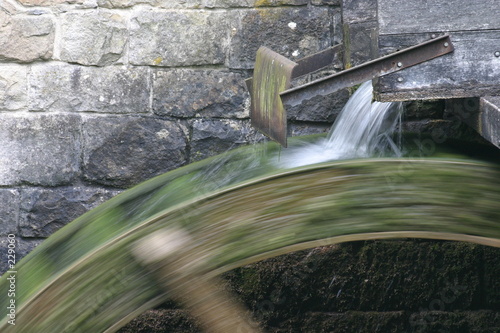 wasserrad einer historischen mühle photo