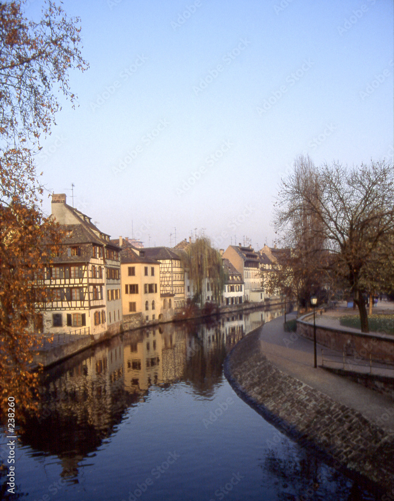 canal à strasbourg en hiver canal à strasbourg en hiver