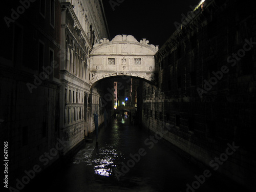 bridge of sighs at night