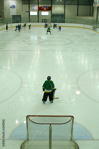 kids playing ice hockey