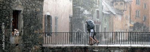 sous la pluie