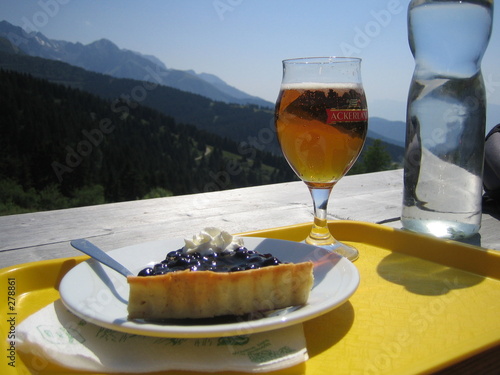 pause en montagne avec une tarte aux myrtilles et bière blonde