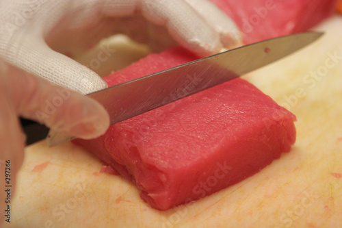 slicing ahi tuna