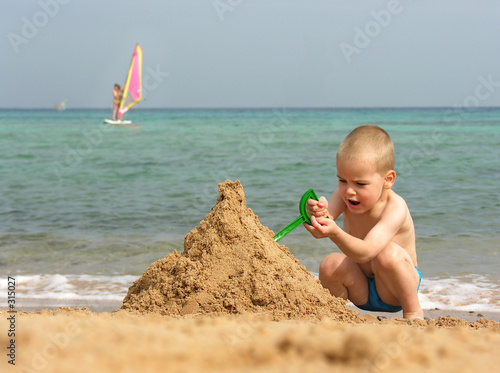 kid play on beach photo