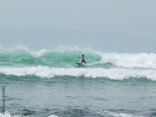 surfeur grosse vague