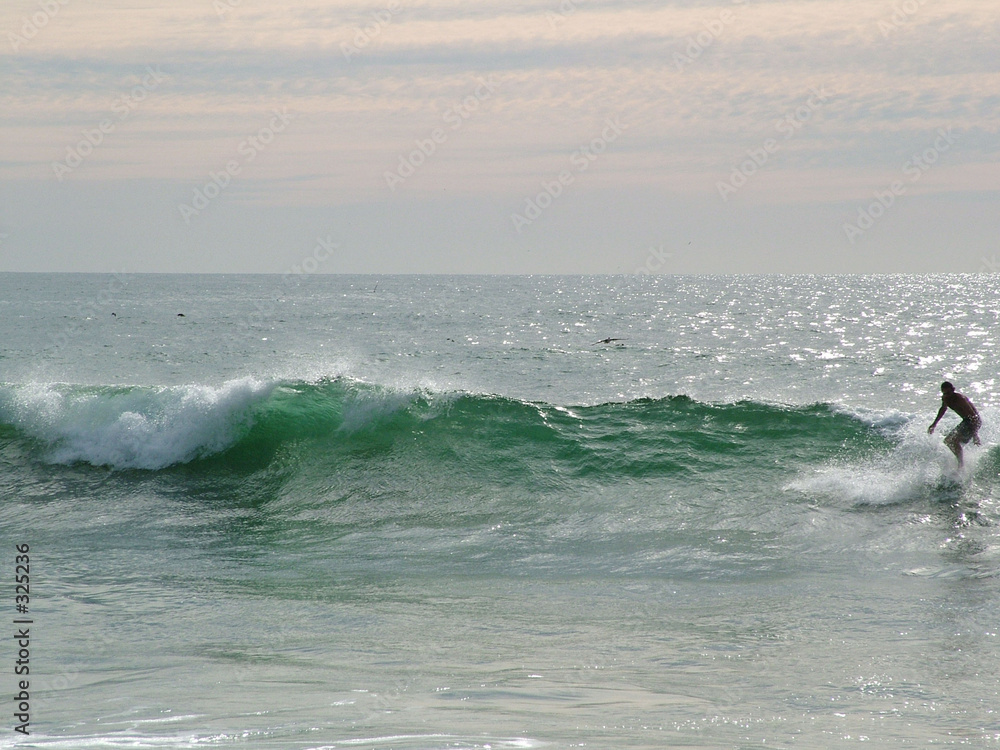 vague avec surfeur sur le pacifique