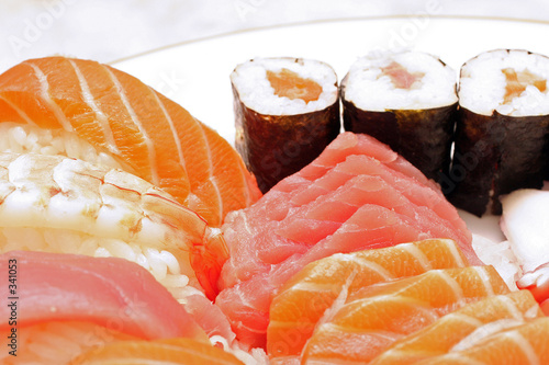 repas japonais, sushi, sashimi et maki.
