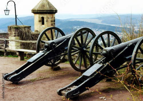 alte kanonen auf burghof