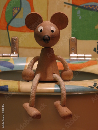 la souris en bois aux toilettes
