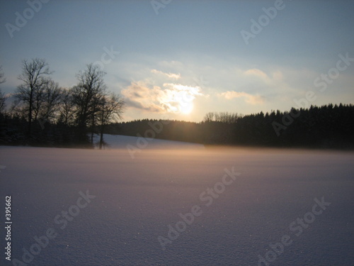 winterlicher sonnenuntergang im nebel © sun_orbiter
