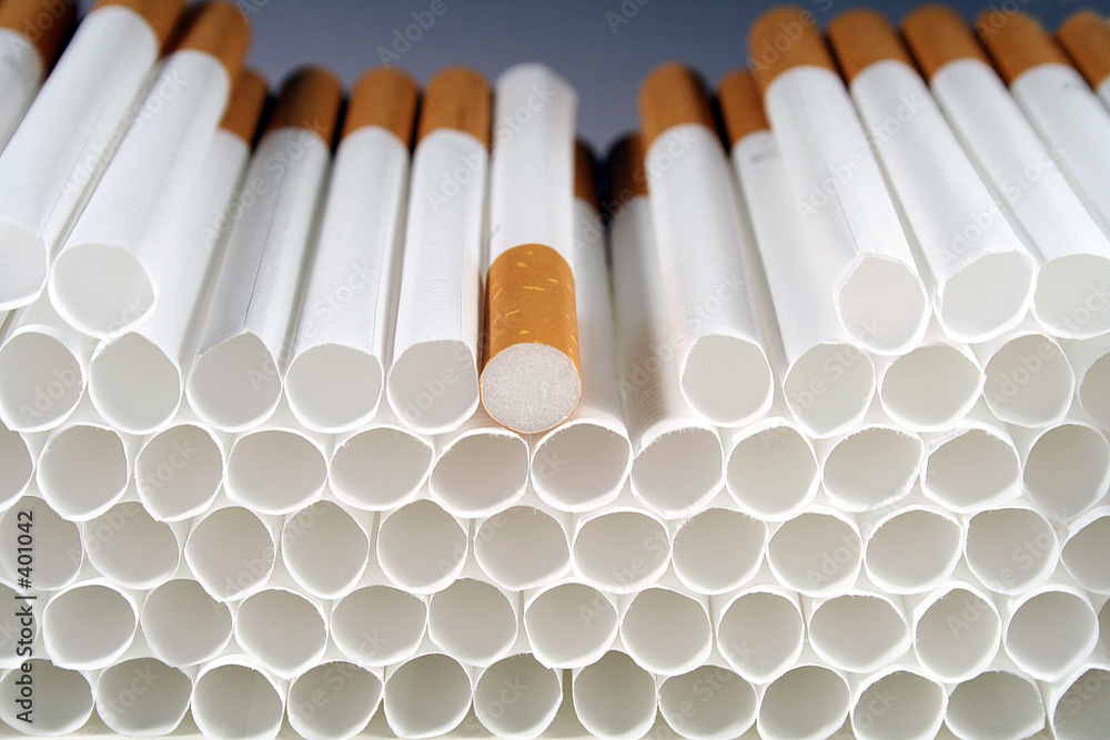 cigarette, tabac à rouler en papier avec tube filtrant, concept non fumeur.  20463677 Photo de stock chez Vecteezy