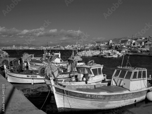 Bâteaux de pêcheurs en noir et blanc #403235