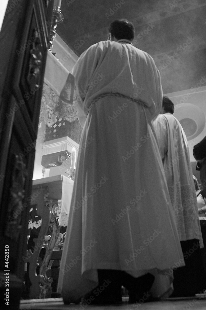 monaguillo en misa católica en exaltación de la fe
