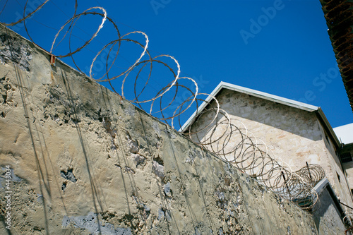 Fotografía razor wire prison wall