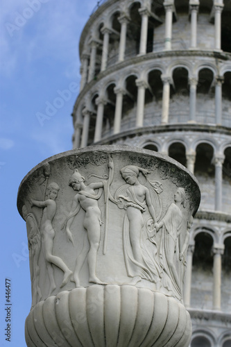 Fotografia pot in front of the leaning tower