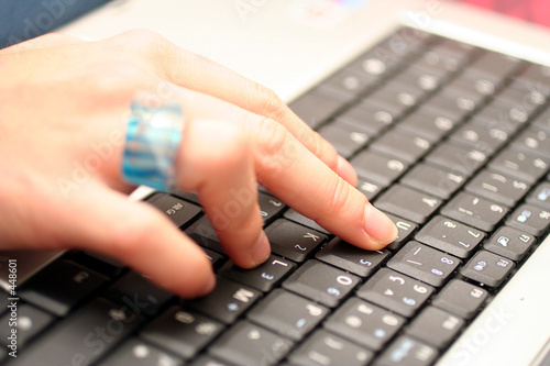 main sur un clavier d'ordinateur