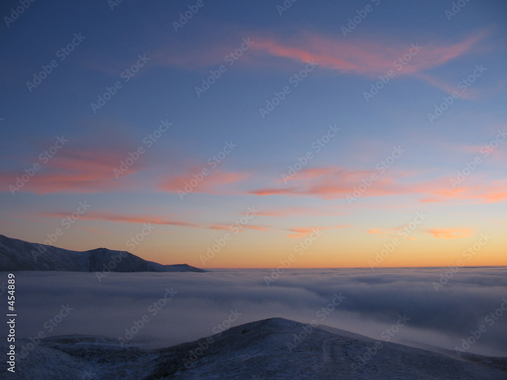 Fototapeta premium dusk above the clouds