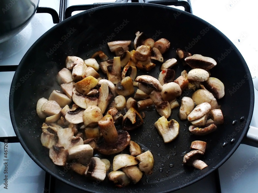 frying pan and champignon frying pan and champignon