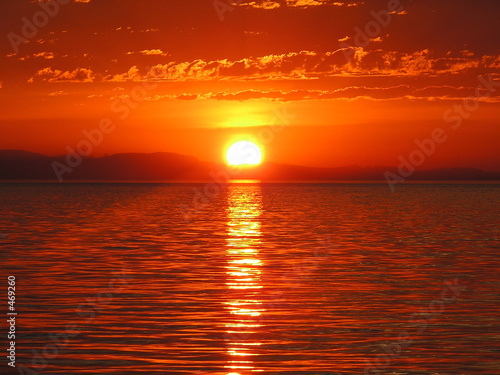 Fototapeta szalony czerwony zachód słońca nad oceanem
