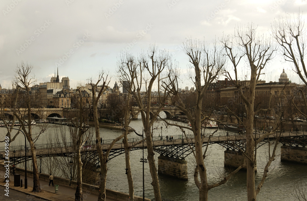 Obraz premium france, paris: louvre museum, nice view on le pont des arts et l