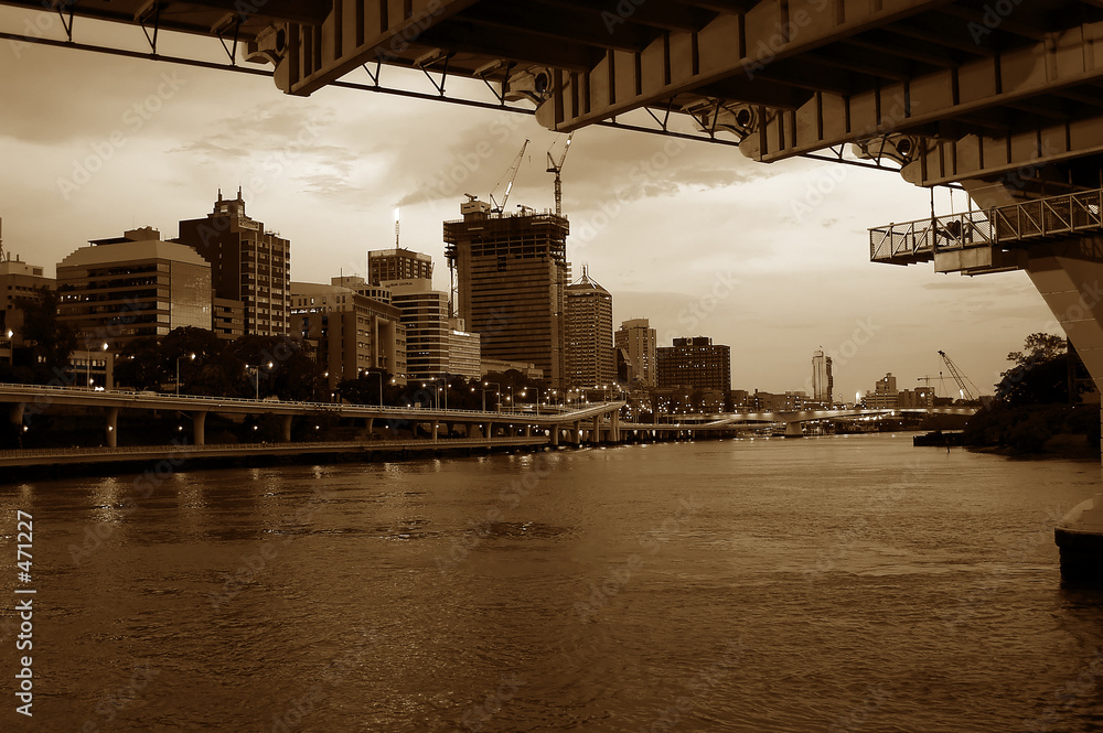 Naklejka premium under bridge looking toward city