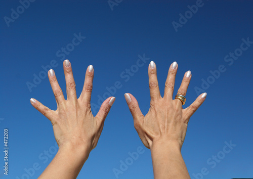 Deux mains doigts écartés