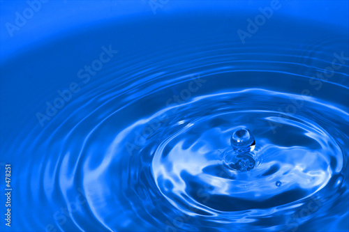 gota de agua azul intensa