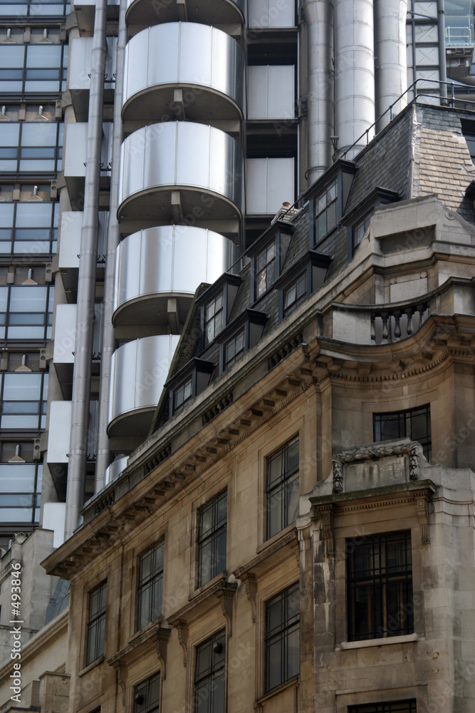 Obraz premium old and new architecture in the city of london