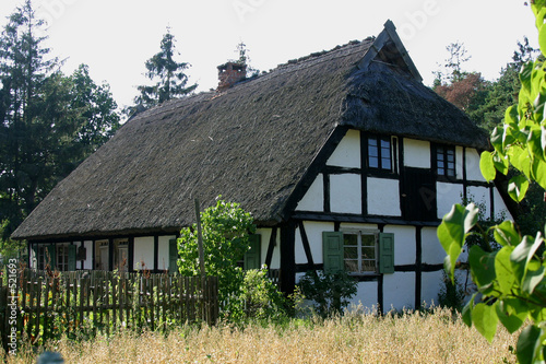 haus mit reeddach im narodowy park slowinski photo