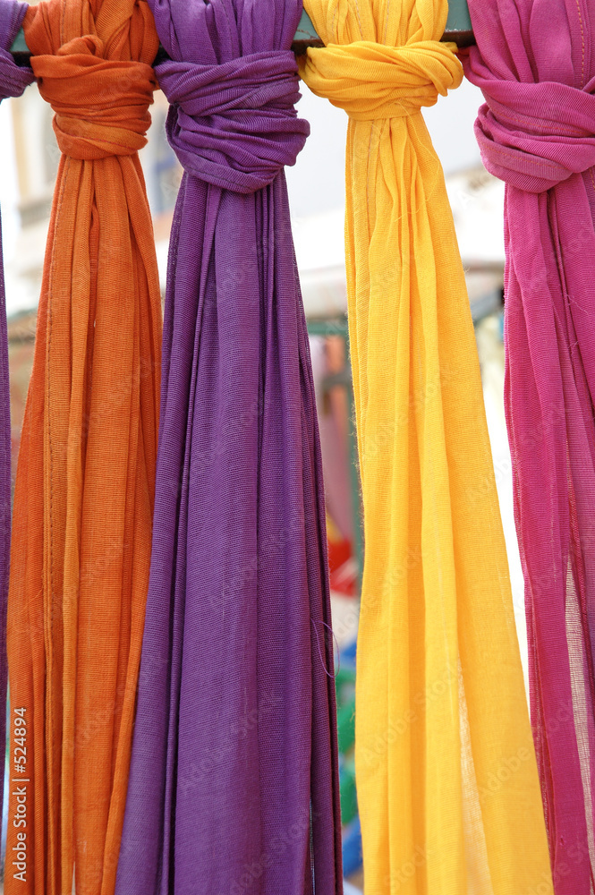 écharpes tunisiennes  sur un marché