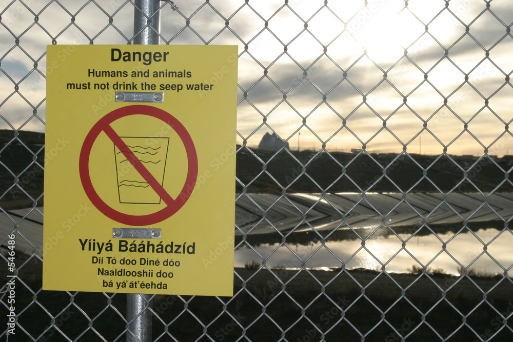 danger warning sign in english and navajo - obrazy, fototapety, plakaty 