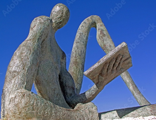escultura hombre leyendo libro