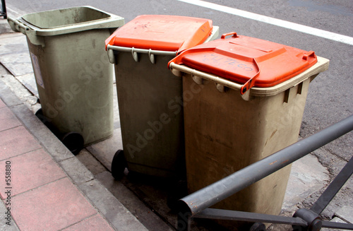 cubos de basura photo